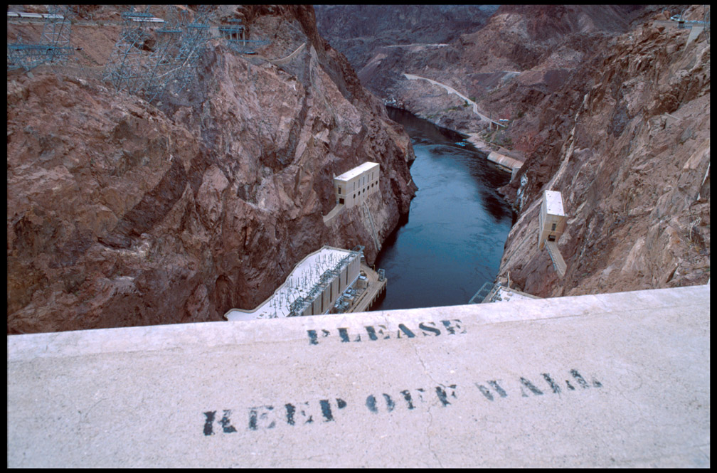 Hoover_dam_keep_off_wall