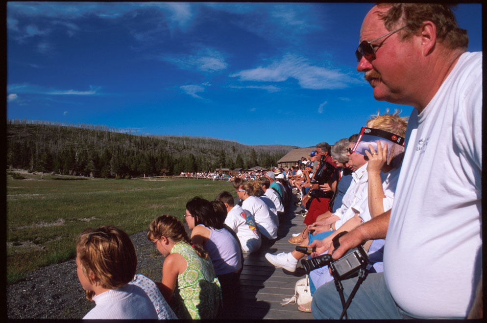 yellowstone_old_faithful_crowd