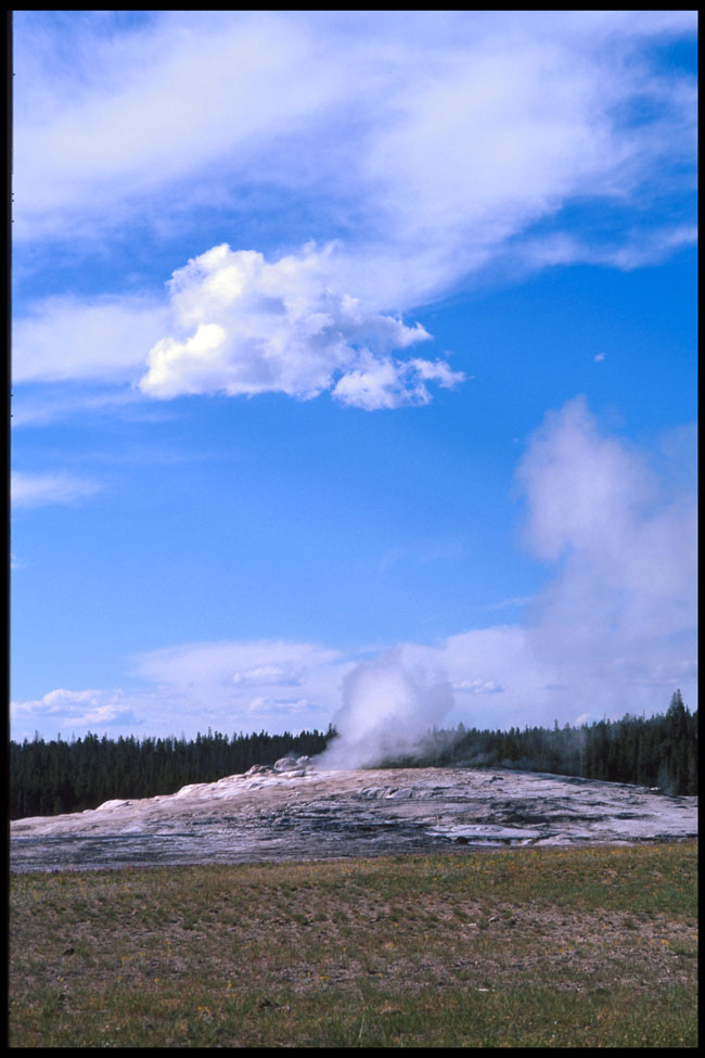 yellowstone_old_faithful_eruption_2